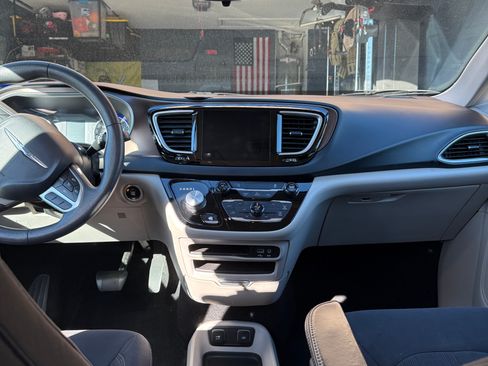 Used 2017 Chrysler Pacifica Touring w/ Tire & Wheel Group image 5