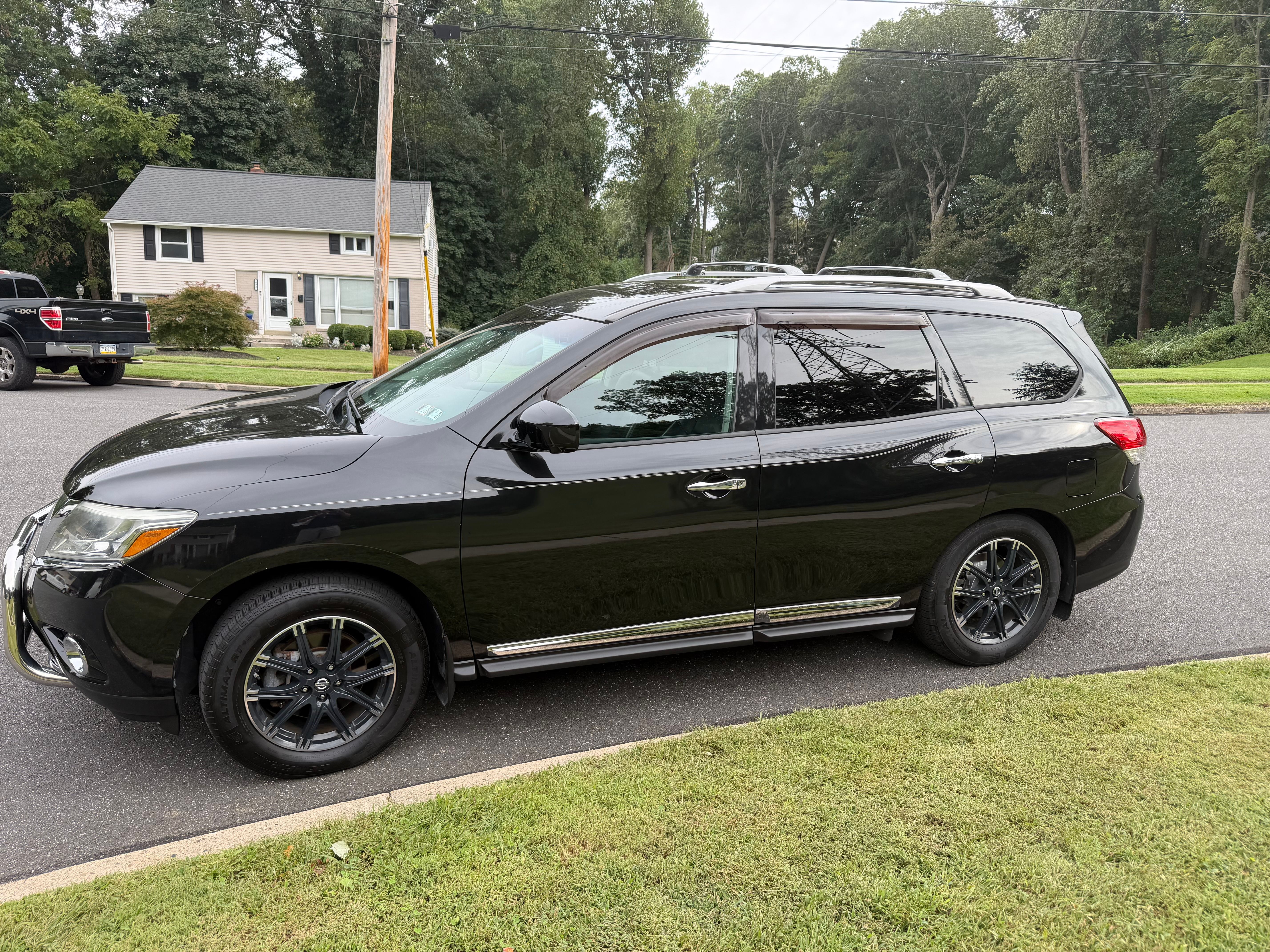 Used 2015 Nissan Pathfinder SL w/ SL Premium Package FWD image 4