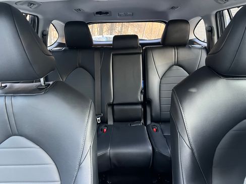 Used 2025 Toyota Highlander XLE image 12