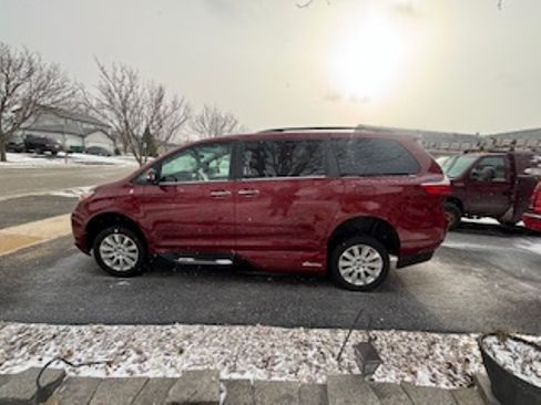 Used 2015 Toyota Sienna XLE image 6