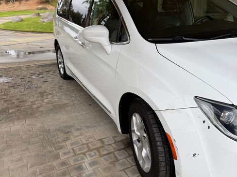 Used 2017 Chrysler Pacifica Touring-L image 10