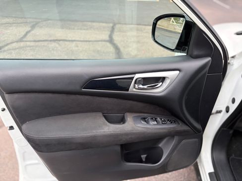 Used 2016 Nissan Pathfinder SV image 11