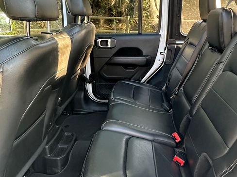 Used 2018 Jeep Wrangler Unlimited Sahara image 12