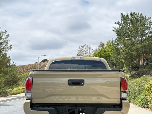 Used 2017 Toyota Tacoma TRD Sport RWD image 8
