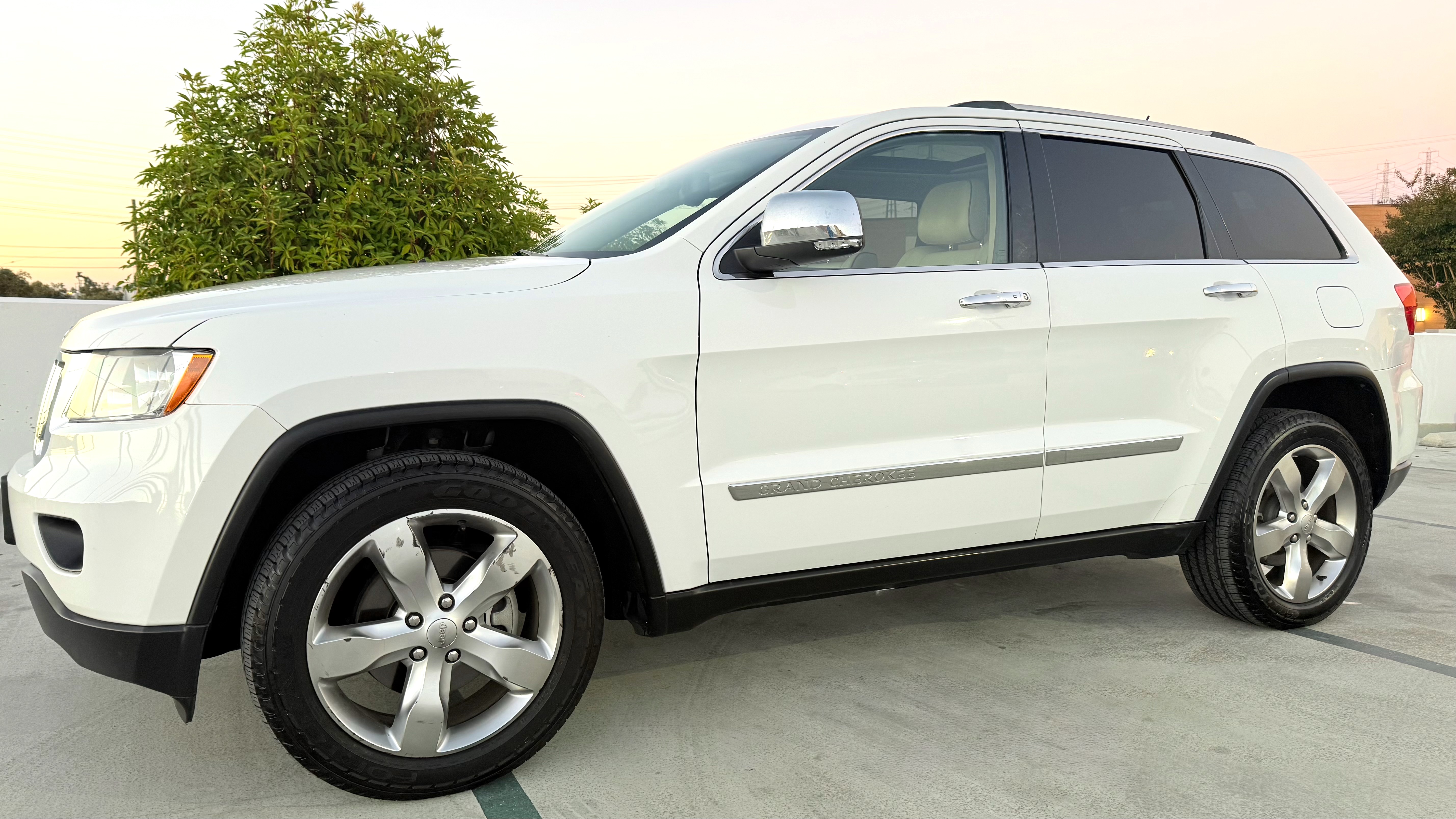 Used 2013 Jeep Grand Cherokee Overland w/ Advance Technology Group RWD image 4