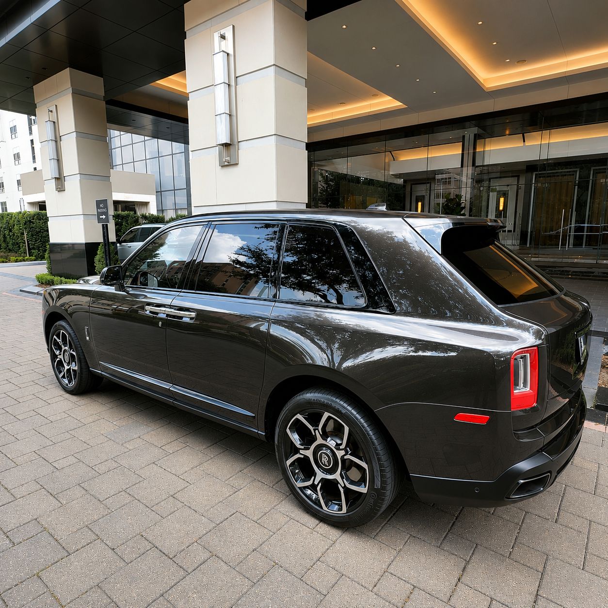 Used 2021 Rolls-Royce Cullinan Black Badge AWD/4WD image 9
