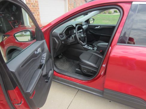 Used 2023 Ford Escape SE w/ Class II Trailer Tow Package image 9