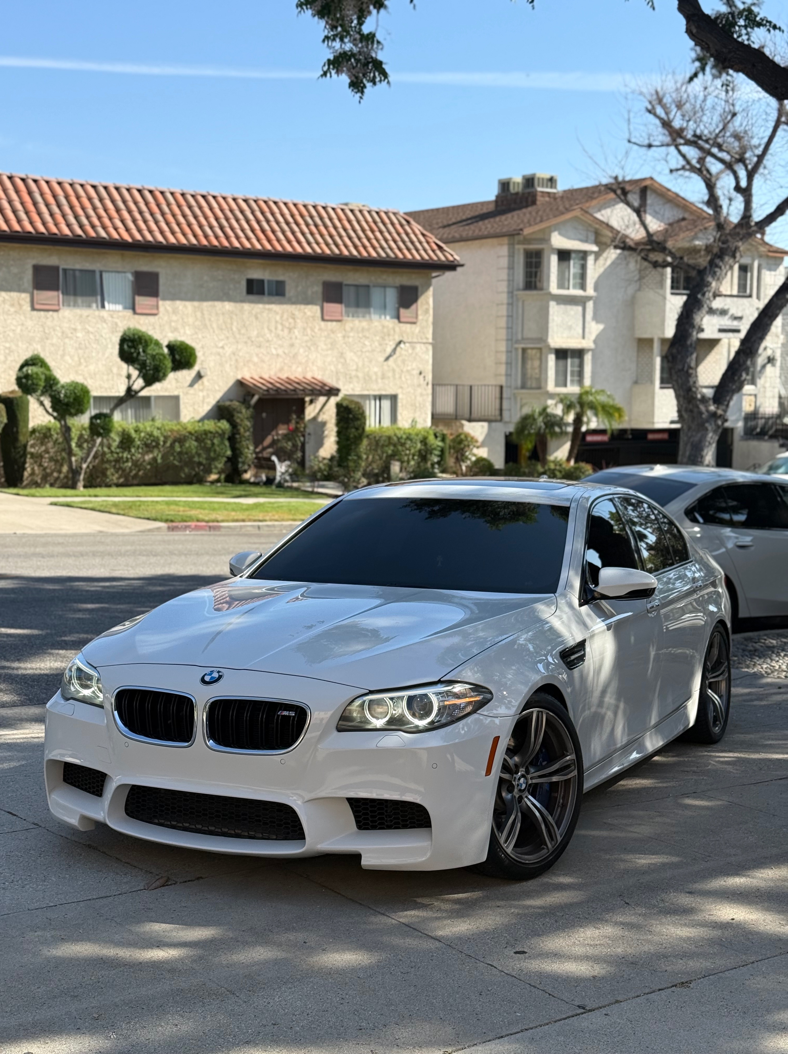 Used 2014 BMW M5 RWD image 1