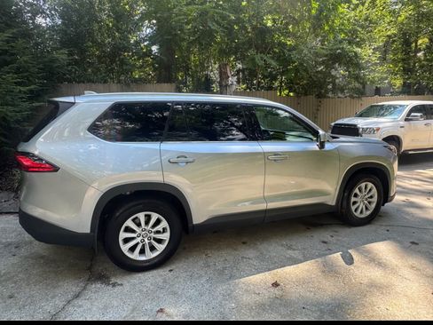 Used 2024 Toyota Grand Highlander AWD image 2