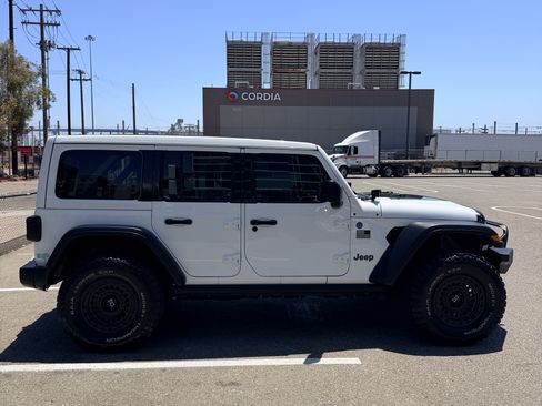 Used 2024 Jeep Wrangler Unlimited AWD/4WD image 10