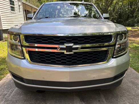Used 2017 Chevrolet Suburban LT w/ Luxury Package RWD image 2