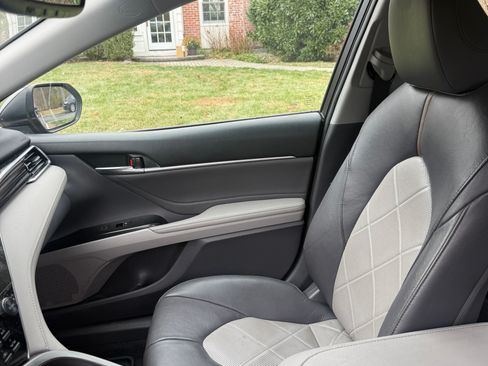 Used 2018 Toyota Camry XLE image 8