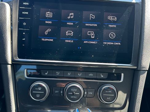 Used 2019 Volkswagen e-Golf SEL Premium image 14