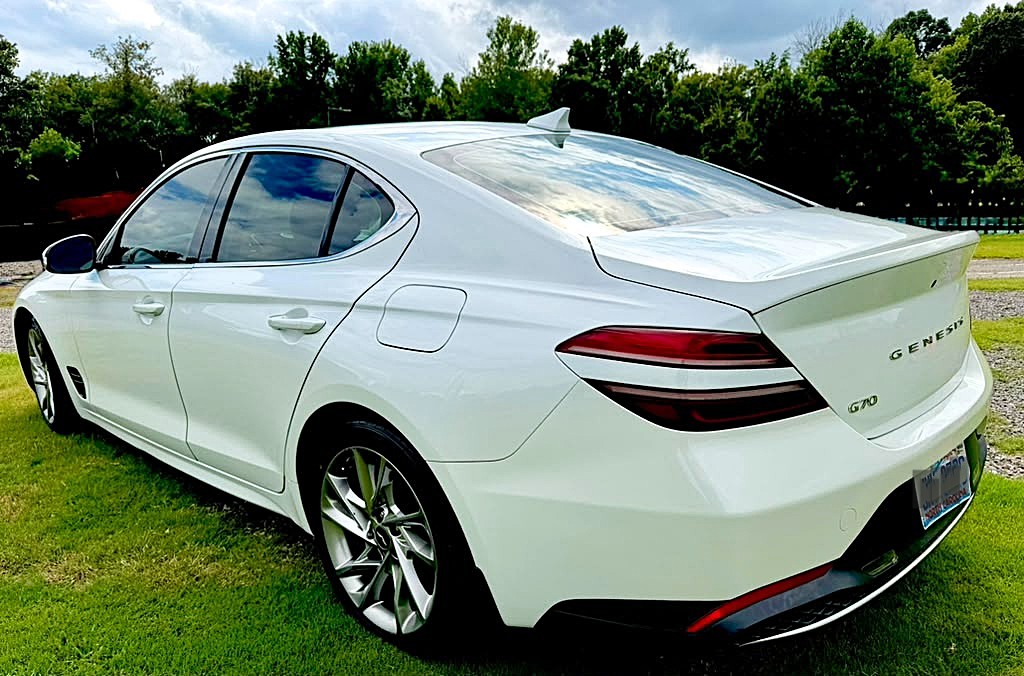 Used 2022 Genesis G70 2.0T RWD image 8