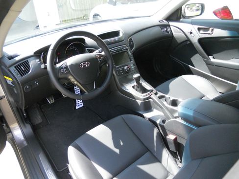 Used 2012 Hyundai Genesis 3.8 image 4