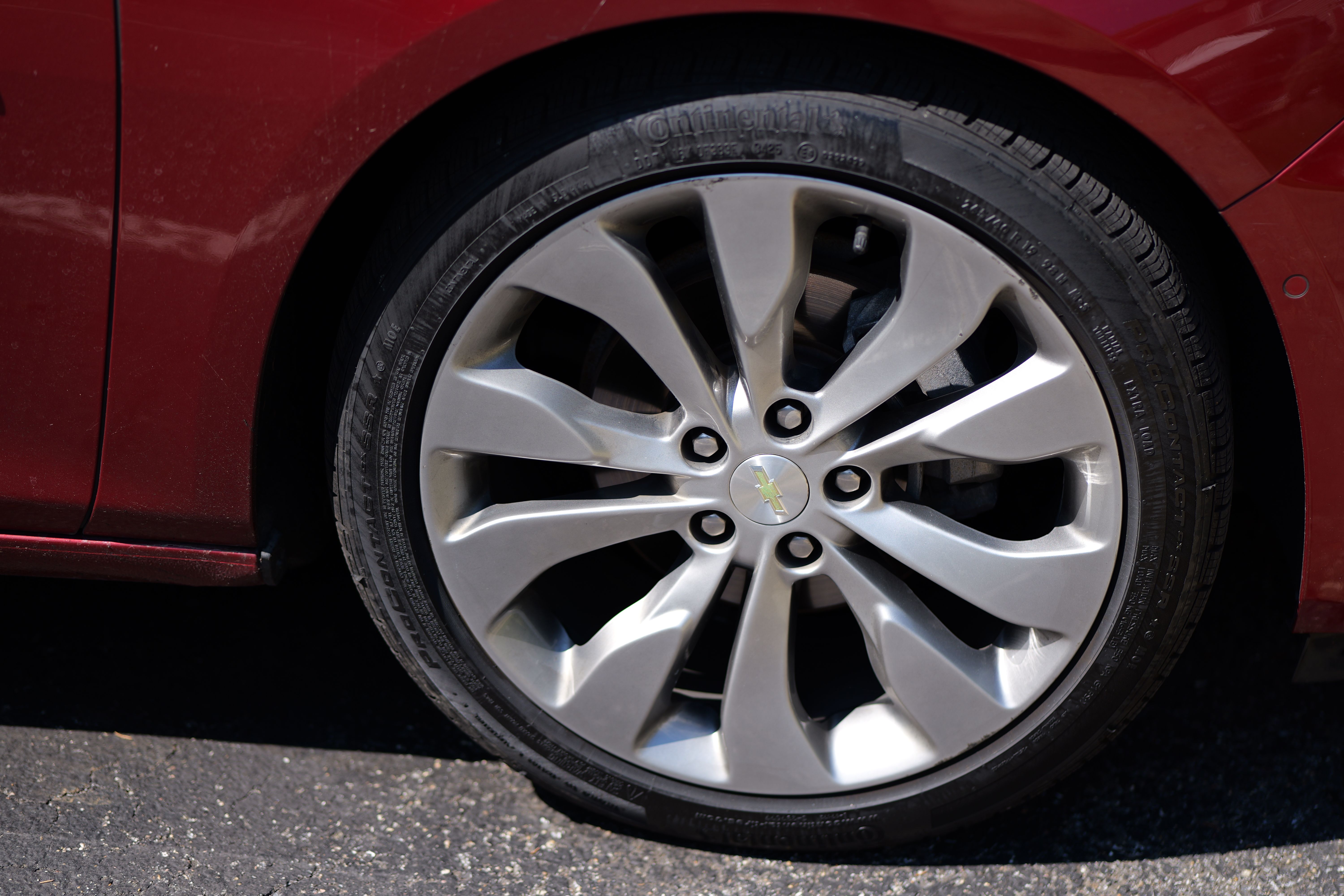 Used 2018 Chevrolet Malibu Premier w/ Premier Sun and Wheel Package FWD image 4