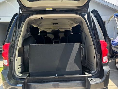 Used 2012 Dodge Grand Caravan SE FWD image 2