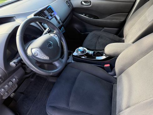 Used 2017 Nissan Leaf SV w/ Protection Package FWD image 21