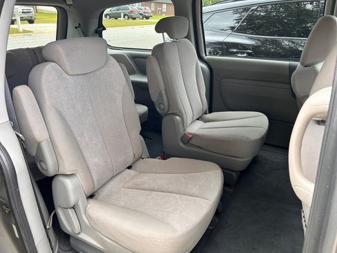 Used 2010 Kia Sedona LX w/ PWR Pkg FWD image 9