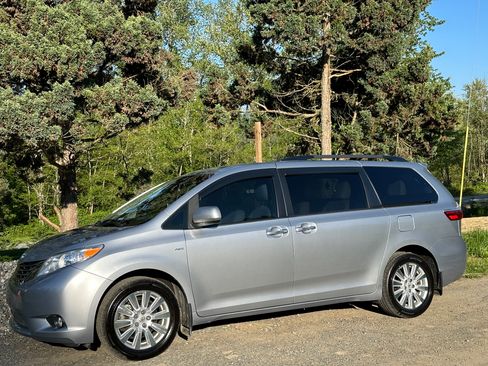 Used 2017 Toyota Sienna AWD image 1