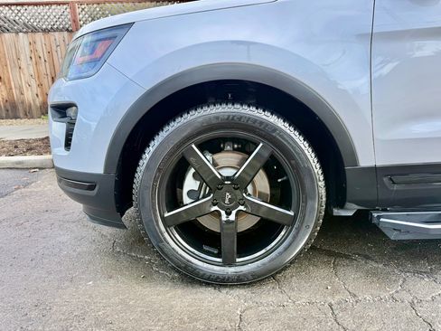 Used 2018 Ford Explorer Sport image 4