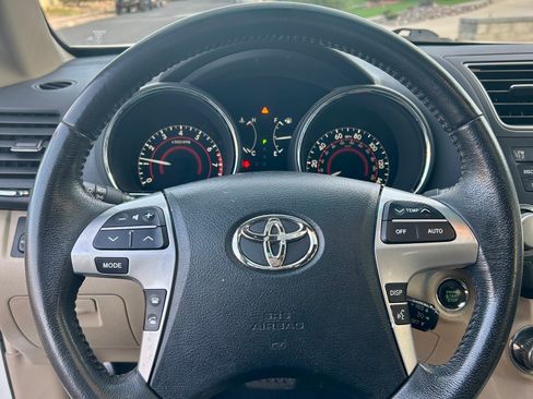 Used 2012 Toyota Highlander Limited w/ Tow Pkg image 4