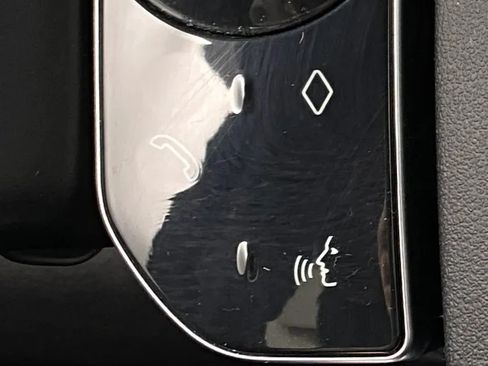 Used 2020 Land Rover Discovery SE image 9