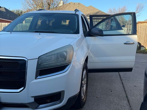 Used 2013 GMC Acadia SLE image 1