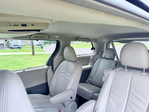 Used 2012 Toyota Sienna XLE w/ Premium Pkg FWD image 11