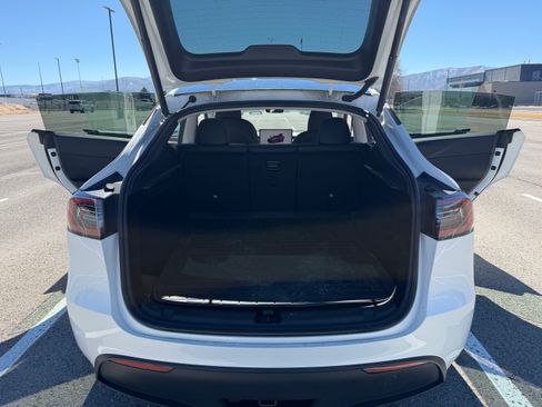 Used 2024 Tesla Model Y Long Range image 17