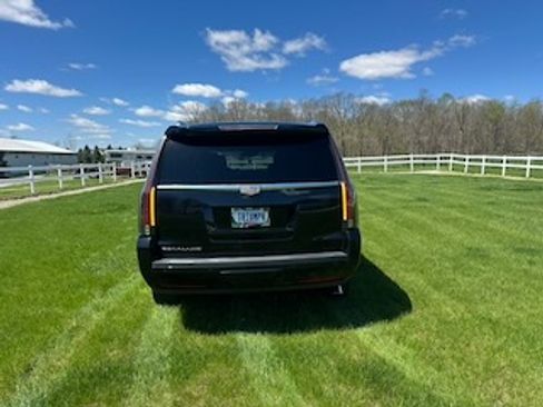 Used 2016 Cadillac Escalade Luxury AWD/4WD image 18