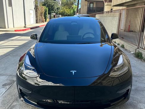Used 2023 Tesla Model 3 Standard Range image 1