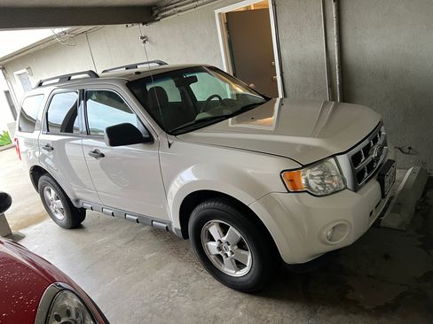 Used 2011 Ford Escape XLT image 1
