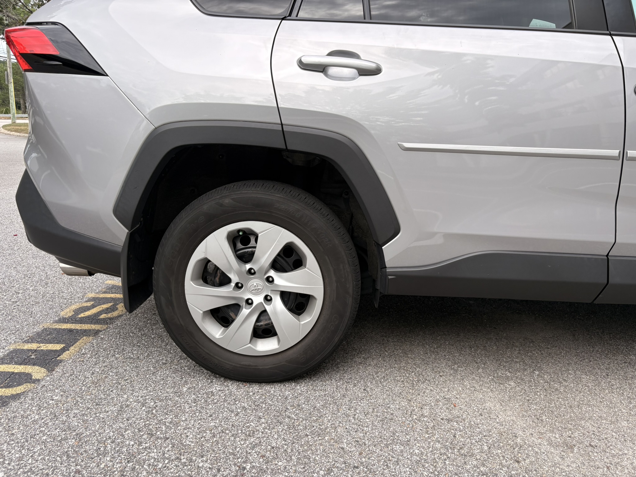 Used 2021 Toyota RAV4 LE w/ Carpet Mat Package (TMS) AWD/4WD image 6