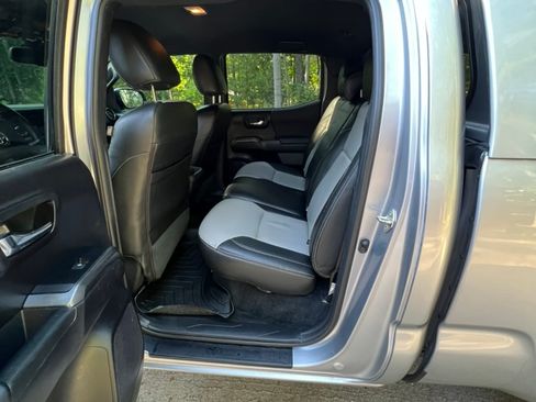 Used 2020 Toyota Tacoma TRD Off-Road w/ Technology Package AWD/4WD image 11