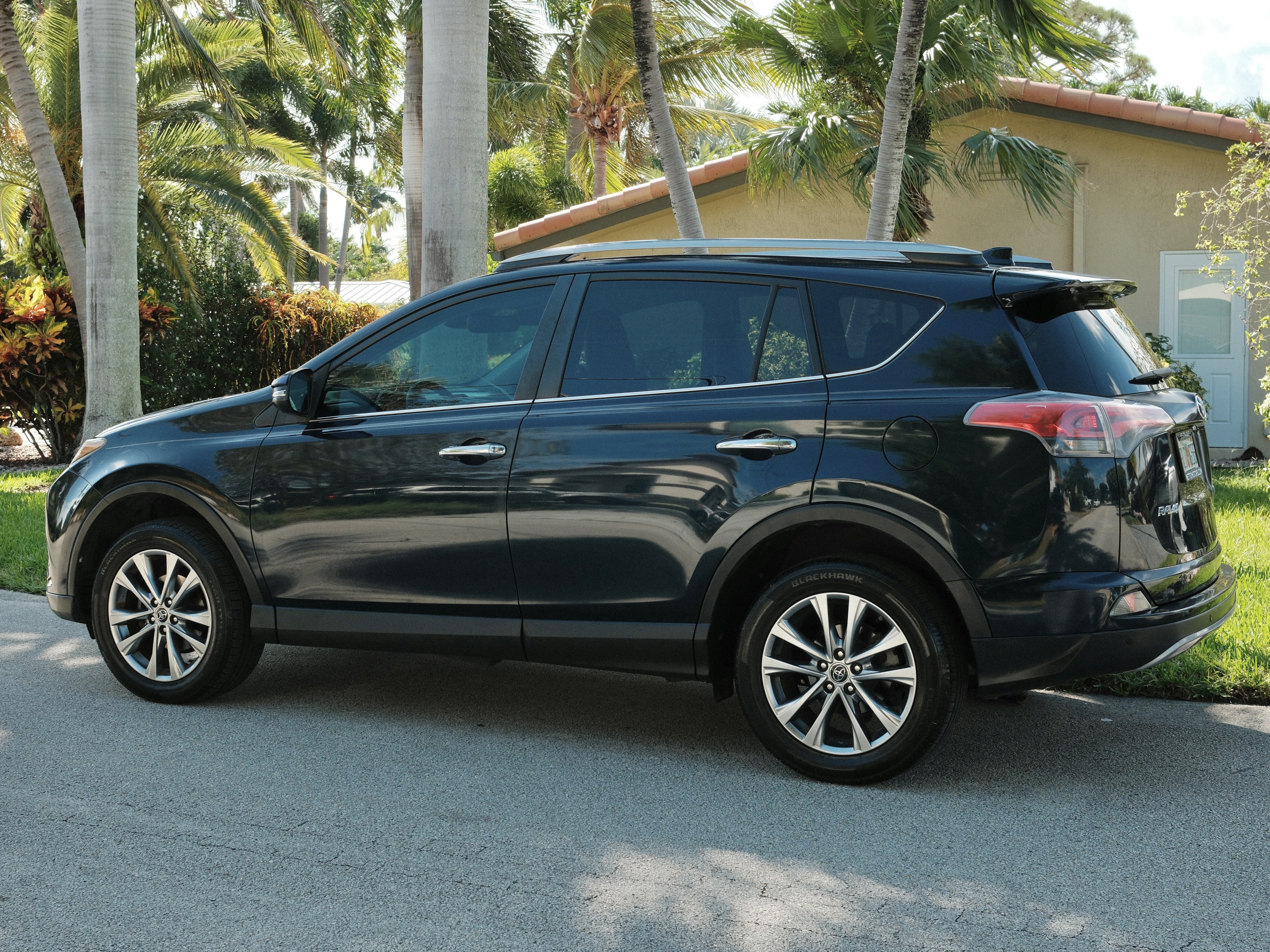 Used 2017 Toyota RAV4 Limited w/ Advanced Technology Package FWD image 4