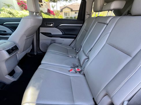 Used 2019 Toyota Highlander Limited w/ Carpet Mat Package (TMS) AWD/4WD image 13