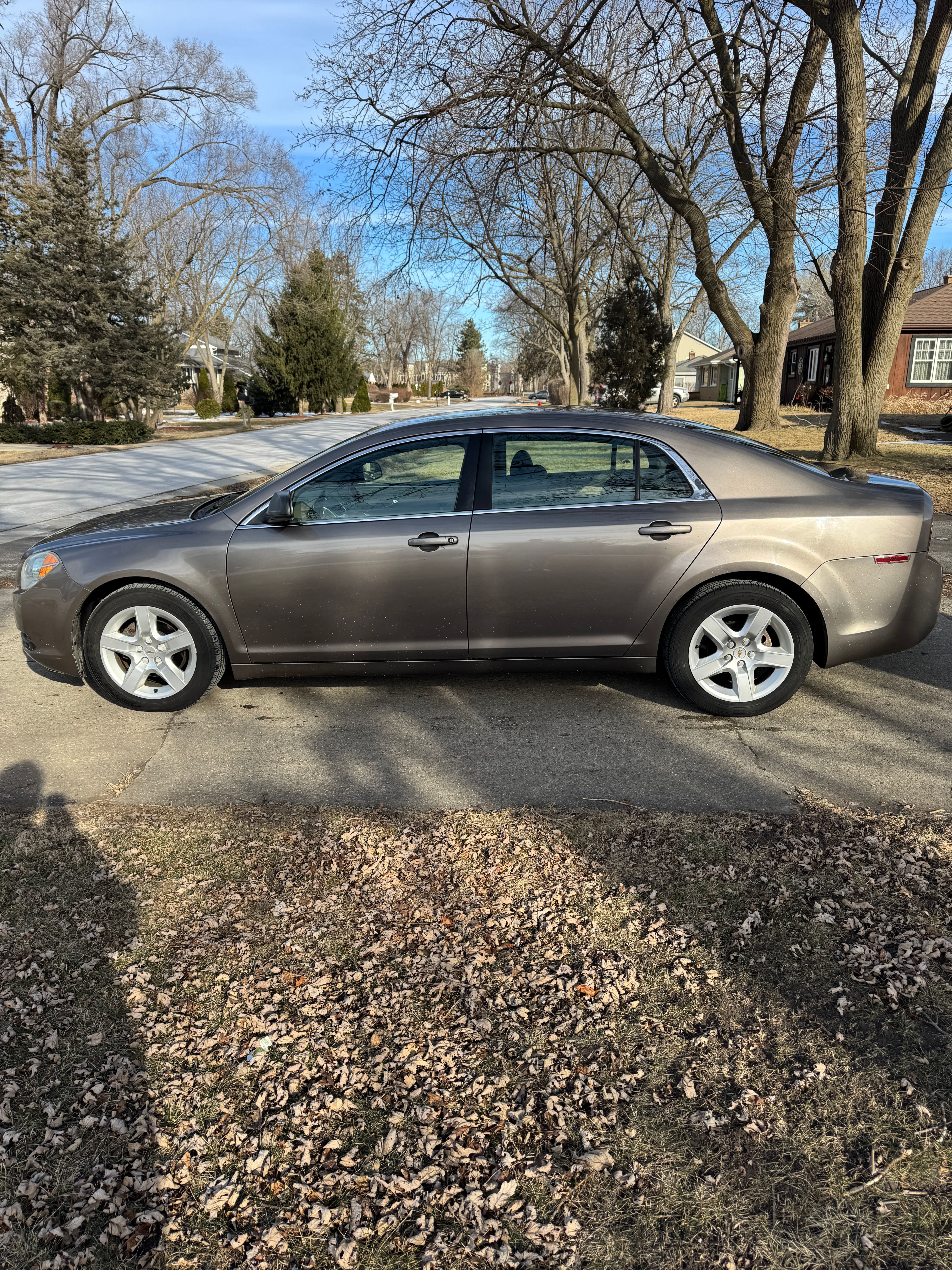 Used 2010 Chevrolet Malibu LS FWD image 1