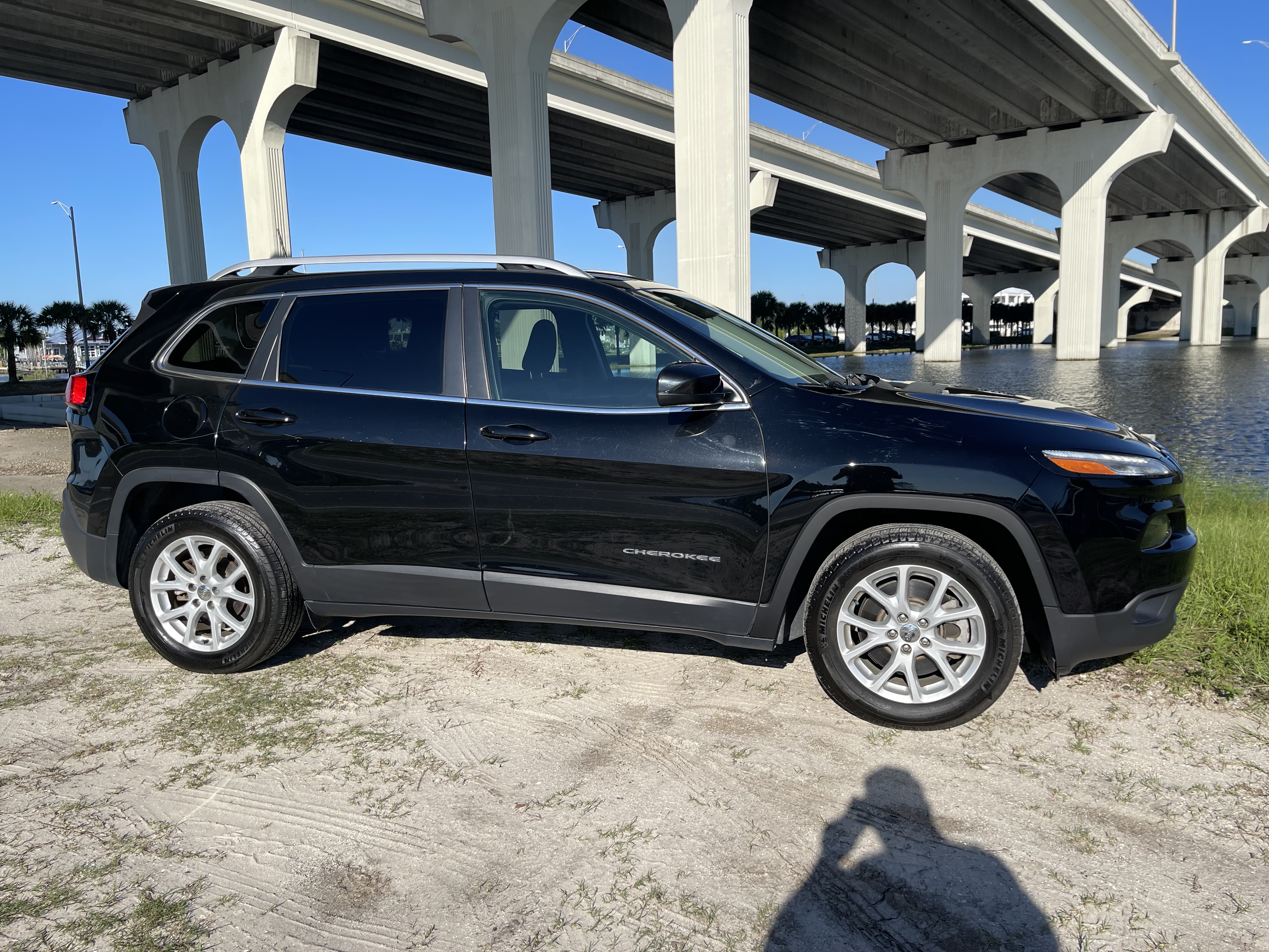 Used 2018 Jeep Cherokee Latitude w/ Cold Weather Group FWD image 5