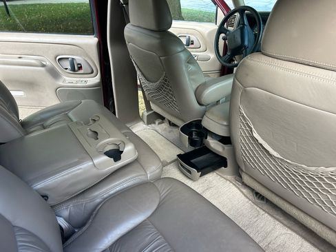 Used 1999 GMC Suburban Sport Utility w/ Marketing Opt Pkg 3 image 6