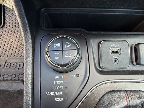 Used 2020 Jeep Cherokee Trailhawk w/ Cold Weather Group AWD/4WD image 14