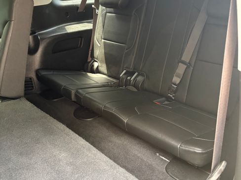 Used 2019 Chevrolet Suburban LT RWD image 17