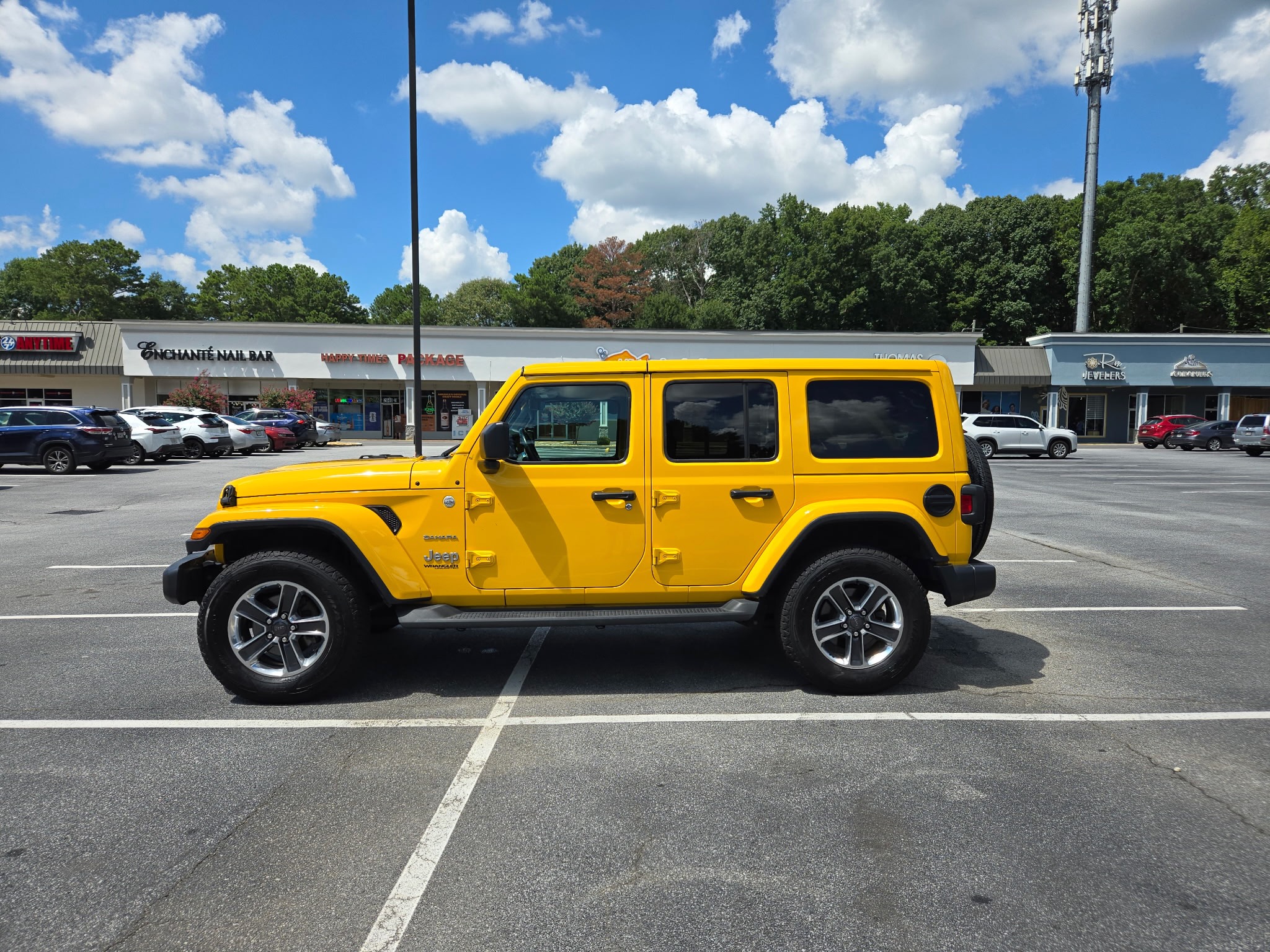 Used 2020 Jeep Wrangler Unlimited Sahara w/ Uconnect 4C Nav & Sound Group AWD/4WD image 4