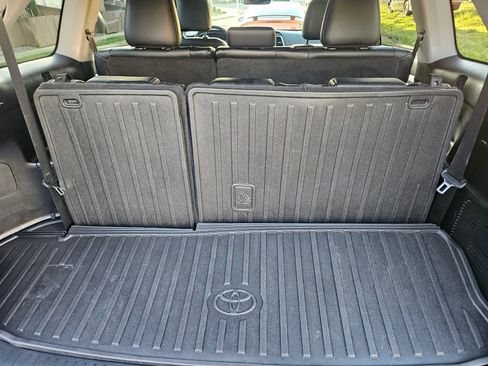 Used 2019 Toyota Highlander XLE image 14