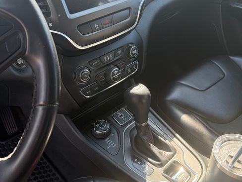 Used 2019 Jeep Cherokee Trailhawk image 10