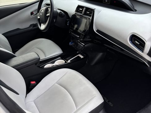 Used 2017 Toyota Prius Three Touring w/ Carpet Mat Package FWD image 15