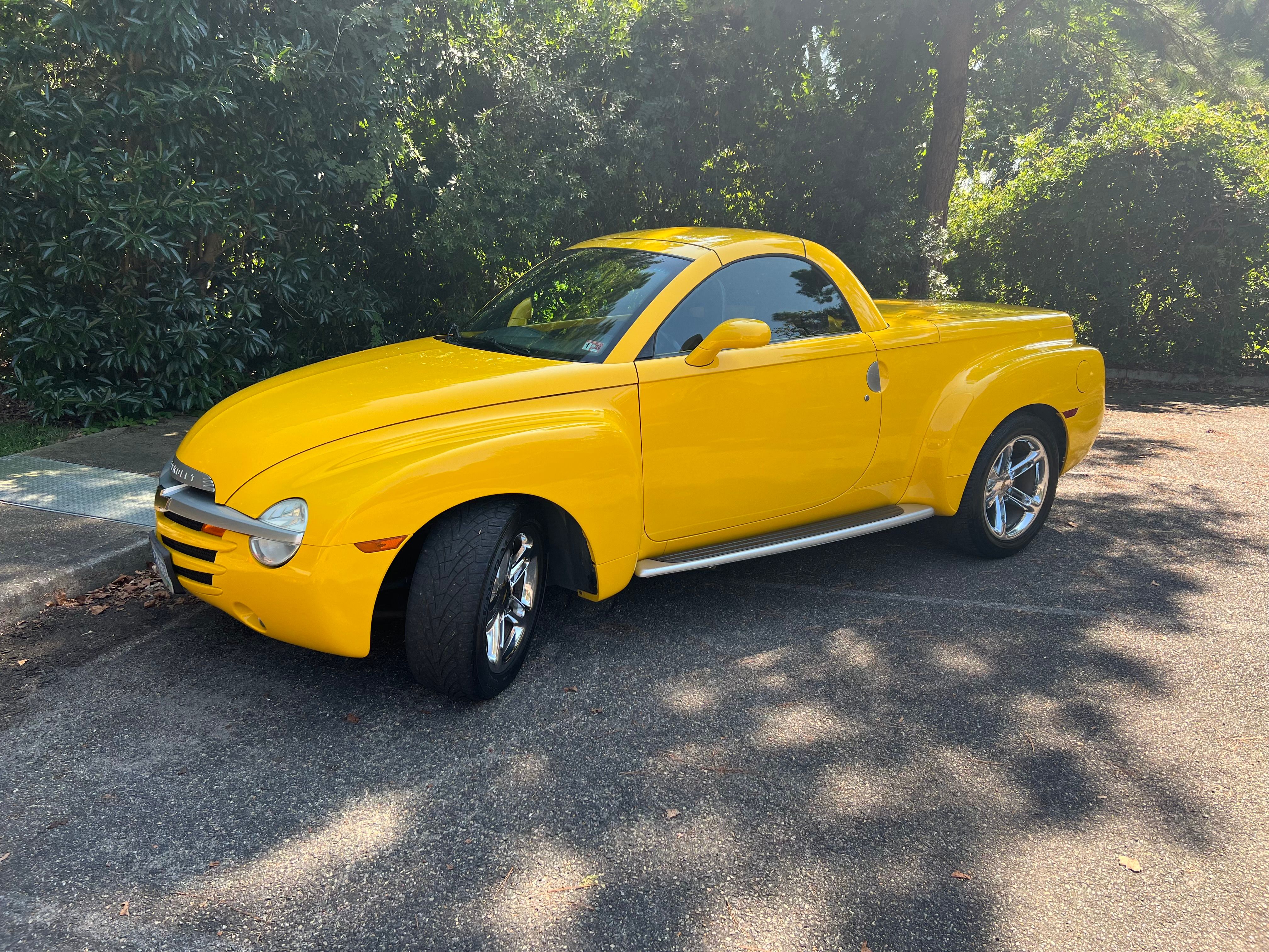 Used 2004 Chevrolet SSR w/ Preferred Equipment Group RWD image 2