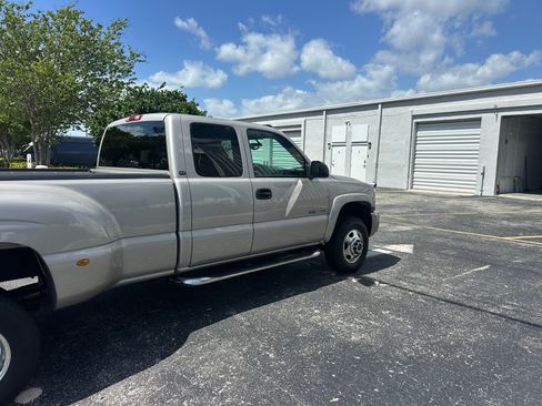 Used 2004 GMC Sierra 3500 SLT w/ Heavy-Duty Power Package image 9