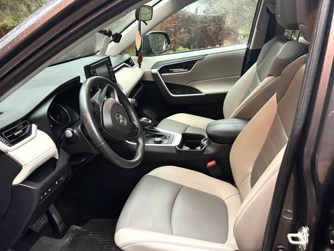 Used 2021 Toyota RAV4 XLE Premium image 5