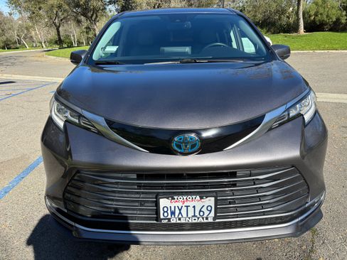 Used 2021 Toyota Sienna Limited image 10